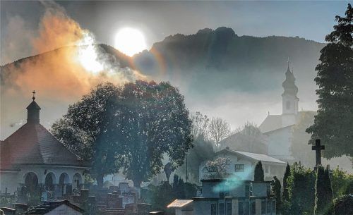 Besonders mystisch zeigt sich an Allerheiligen der Aschauer Friedhof. Die sich auflösenden Nebelschwaden lassen sich als Zeichen für Auferstehung deuten. Foto h.reiter