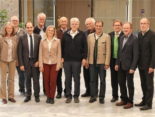 Die Mitglieder des Naturschutzbeirats und Vertreter des Landratsamtes (von links): Christiane Mayr, Uwe Holst, Rasso Ludwig, Abteilungsleiter Bauen und Umwelt Landratsamt Rosenheim, Ronald Zillmer, Kornelia Walter, Sachgebietsleiterin Naturschutz Landratsamt Rosenheim, Johann Mayer, Dr. Herbert Reuther, Alfred Ringler, Felix Wölfl, Dieter Kannengießer, stellvertretender Landrat, Robert Haidacher, Paul Geisenhofer, auf dem Foto fehlt Beiratsmitglied Sebastian Pertl.Foto re