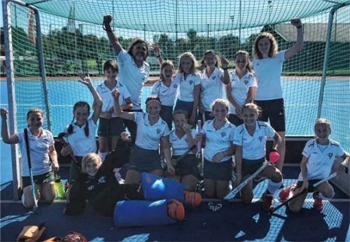 Die U12-Mädchen des SB Rosenheim jubeln mit Trainerin Xenia Stalla und Betreuer Pierro Leo nach dem gewonnenen Halbfinale.