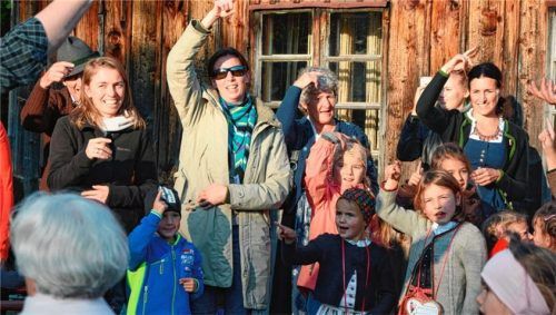 Drei Generationen singen überlieferte regionale Kinderlieder im Bauernhausmuseum Amerang. Entstanden ist das Bild am Kirchweihmontag 2018. Foto Volksmusikarchiv