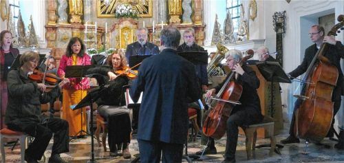Ein Gesangsquartett (von links: Priska Eser, Luitgard Hamberger, Andreas Hirtreiter, Thomas Hamberger) und das Cantate-Ensemble musizierten unter der Leitung von Andreas Legath. Foto Janka
