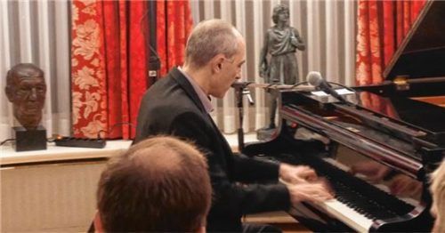 Entlockte dem Bösendorfer-Flügel ungewohnte Töne: Michael Alf. Foto Kirchner