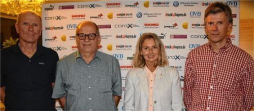 Für ihre langjährige Treue geehrt: (von links) Alfred Rechenauer (40 Jahre, Fitness), Heinz Scherer (50 Jahre, Fußball), Edeltraud Neubauer-Dimke (40 Jahre, Tennis) und Franz Höhensteiger (25 Jahre, Fußball).Foto Ruprecht