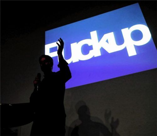 Gescheitert: Vier Unternehmer erzählen bei der ersten Rosenheimer FuckUp-Night in der Stadtbibliothek über ihre Misserfolge und Niederlagen. Foto dpa