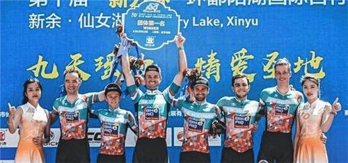 Grenzenloser Jubel: Das Team Bike Aid mit Mathias Schnapka, Adne van Engelen, Daniel Bichlmann, Nikodemius Holler, Lucas Carstensen und Jesse de Rojj (von links) gewann bei der Tour of Poyang Lake in China das Teamzeitfahren.Foto Bike Aid