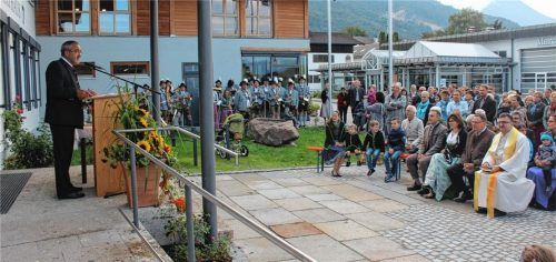 Hunderte Nußdorfer Bürger sowie zahlreiche Ehrengästen kamen zur Einweihung des neuen Rathauses nach Nußdorf. Die Festrede hielt Nußdorfs Erster Bürgermeister Sepp Oberauer (links).Foto Steffenhagen