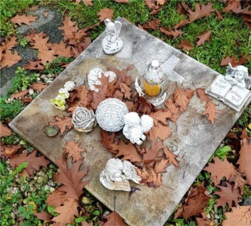 Pflegeleicht: Platten sind erlaubt, bei Erdgräbern ebenso wie bei Urnen-Erdgräbern. Hier erinnern zusätzlich zur Inschrift kleine Engel an einen toten Menschen.