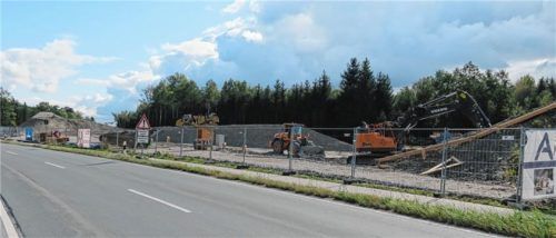 Ruhestelle statt Baustelle: An der Rosenheimer Westtangente, auf Höhe „Öllerschlössl“, wird derzeit kaum gearbeitet.Foto Baumann