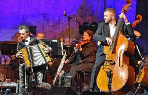 Stürmischen Applaus ernteten Herbert Pixner (links) und Quartett sowie die Berliner Symphoniker bei ihrem Konzert im ausverkauften Kuko in Rosenheim.Foto Schlecker