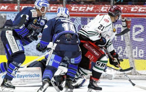 Tor für die Starbulls beim Spiel in Garmisch: Alex Höller netzte via Rückhand zum 3:1 ein. Foto  Rabuser