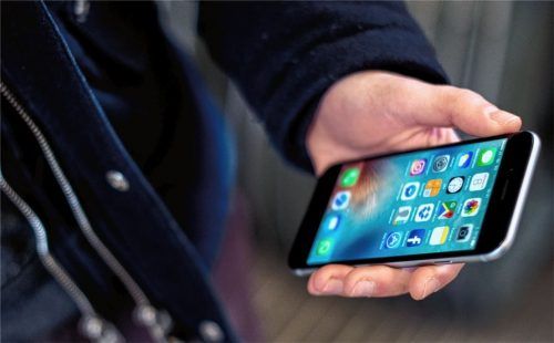 Weil ihm ein anderer Mann sein Handy gestohlen haben soll, hat ein 23-Jähriger den mutmaßlichen Dieb mit einem Messer attackiert. Foto dpa
