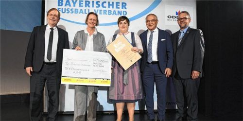 Bei der Ehrung in München: Von links Dr. Rainer Koch (Präsident BFV), Friederike Sturm (Staatliche Lotterieverwaltung Bayern), die Priener Abteilungsleiterin Andrea Fischer, Ehrengast Felix Magath und Stefan Merkel (Verbandsehrenamtsbeauftragter BFV).