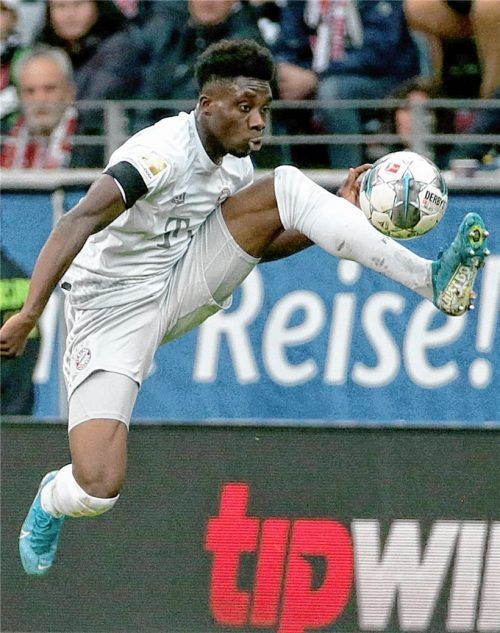 Der Senkrechtstarter des FC Bayern München Alphonso Davies will am Samstag im Heimspiel gegen Leverkusen die Erfolgsserie fortsetzen. Foto dpa