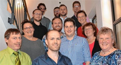 Die Kandidaten der Freien Bürger: Franz Hartinger, Martin Hanslmaier junior, Christian Weber, Stefan Auer (letzte Reihe von links), Sebastian Hartl, Korbinian Stadler, Annemarie Empl (vorletzte Reihe von links), Daniela Stein, Anton Luber, Hildegard Leipfinger (zweite Reihe von links), Ulrich Stimmer, Christoph Bernhart, Elisabeth Auer (erste Reihe von links). Foto Schwarz