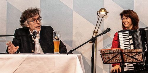 Ein amüsantes Programm über Bier und Weihnachten präsentierten Gerald Huber und Maria Reiter.Foto kirchgraber