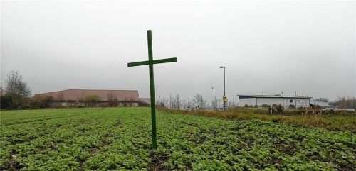 Ein Zeichen wachsenden Unmuts: Mit grünen Kreuzen protestieren auch die Bauern der Region. Fotos Enzinger/Haserer