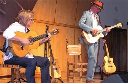 „Es gibt in der Musik nichts Besseres als eine Gitarre – ausgenommen zwei Gitarren“, heißt es. Das beweisen Matthias Waßner (rechts) und Roland Palatzki.Foto auer