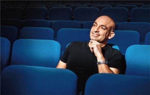 Kabarettist und Fernsehstar Django Asül wird am 30. Mai mit seinem Programm „Offenes Visier“ zu Gast sein. Foto Beichert