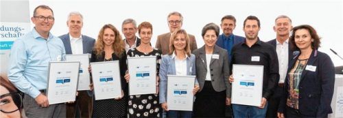 Ministerialdirigentin Elfriede Ohrnberger (Fünfte von rechts) und Hubert Schöffmann, Bildungspolitischer Sprecher der bayerischen IHKs (Zweiter von rechts), beglückwünschen die Vertreter der ODU GmbH und Co. KG, der Comeniusschulen Töging am Inn, der Staatlichen Realschule Waldkraiburg und der Herzog-Ludwig-Realschule in Altötting zu ihren IHK-Top-Bildungspartnerschaften.Foto re