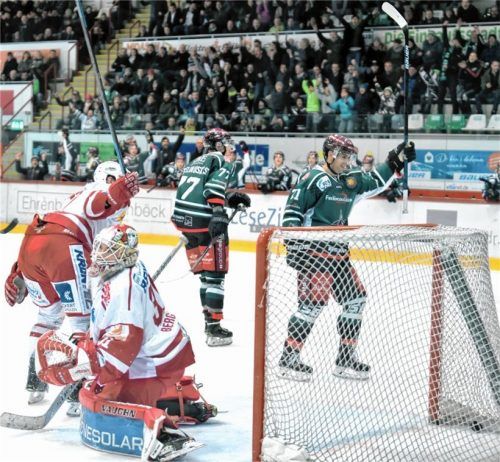 Sieben Tore durften die Starbulls-Spieler und -Fans im Heimspiel gegen Regensburg bejubeln. Alexander Höller (rechts) jubelt über das Tor von Kumeliauskas (77). Foto Ziegler