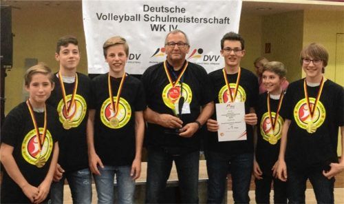 So sehen Sieger aus: Die Volleyballer des Ruperti-Gymnasiums haben den deutschen Meistertitel verteidigt, von links: Noah Meyer, Felix Schinko, Kilian Haugg, Betreuer Jogi Tille, Florian Bachmaier, Fabian Schröter und Maxi Himsl.Foto re