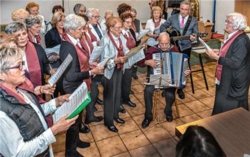Über 150 Besucher kamen zur Buchpräsentation in den Springer-Saal. Für musikalische Abwechslung sorgte neben den Kaiser-Kindern Franz Josef und Katharina auch der Chor „AWO-Lerchen“ unter Leitung von Maria Müller (rechts), begleitet von Erich Feigl am Akkordeon und von Altbürgermeister Horst Krebes an der Gitarre.