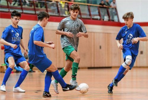In der Zwischenrunde der Hallen-Kreismeisterschaft duellierten sich die SG Oberndorf/Maitenbeth (blau) und die JFG Mangfalltal-Maxlrain.Foto Weitz