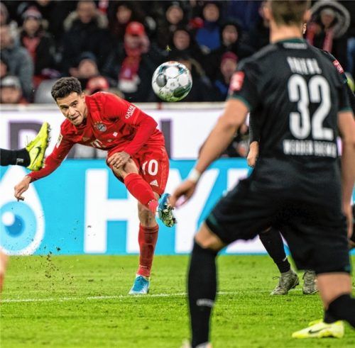 Mit diesem Kunstschuss erzielte Coutinho gegen Werder Bremen den 6:1-Endstand am vergangenen Samstag. Foto dpa
