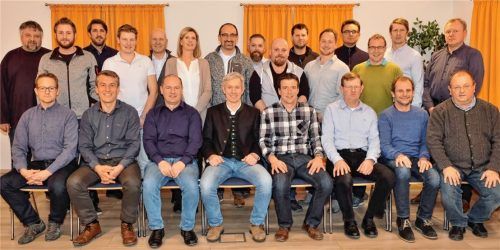 24 Kandidaten für Zangberg (sitzend, von links): Robert Geisberger, Thomas Rauscheder, Peter Asenbeck, Bürgermeisterkandidat Georg Auer junior, Albert Bauer, Josef Buchner, Ingo Fiebiger, Hermann Huber. Stehend von links: Bernhard Kaltenecker, Daniel Ecker, Michael Lachner, Julian Schick, Christian Braun, Karin Böck, Richard Kirmaier, Sebastian Rudolph, Thomas Heindl, Josef Steckermaier junior, Robert Pulzer, Matthias Hergenhan, Franz Steinberger, Johannes Auer und Gerhard Reichl.Foto Huber