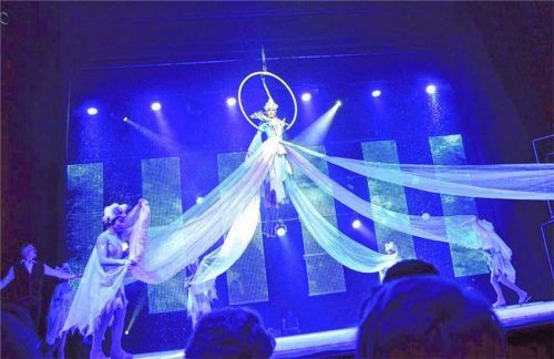 Die Geschichte einer unzertrennlichen Freundschaft thematisiert das Märchen der Schneekönigin, das der Russian Circus aufs Kunsteis brachte.Foto Sieberath