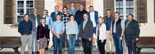 Die Kandidaten der Freien Wähler Neubeuern sind durch eine Nachnominierung nicht mehr zu zehnt, sondern zu 16.Foto Jung