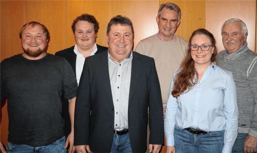 Die Kandidaten der UWG mit (von links) Anton Auer, Michael Holl, Bürgermeister Lorenz Kronberger, Hendrik Gerschewski, Barbara Kronberger und Johann Steinberger. Annette Genzinger fehlte wegen eines Trauerfalls bei der Aufstellungsversammlung. Foto Wagner