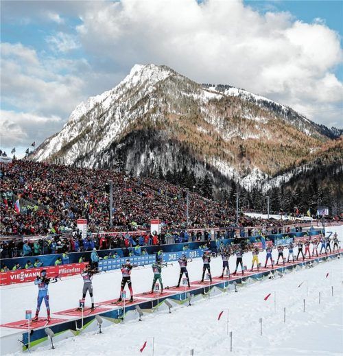 Eine herrliche Kulisse und der beste Blick auf die Schießeinlagen warten auf die Gewinner der Haupttribünen-Karten. Foto Weitz