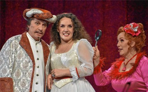 Er komme aus Batavia, behauptet der Vetter aus Dingsda (Christian Bauer), was ihm seine Julia glaubt (Yvonne Steiner), nicht aber die misstrauische Tante (Elisabeth Neuhäusler).Foto Schlecker