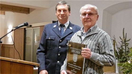Ernennung zum Ehrenmitglied der Feuerwehr Engelsberg: Vorsitzender Franz Steinberger (links) bei der Überreichung an Josef Kneißl (rechts).Foto  Gillitz