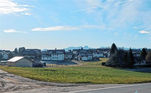 Hier soll das neue Kinderhaus von Tuntenhausen entstehen. Von der Staatsstraße aus sieht man links das landwirtschaftliche Anwesen und im Hintergrund den Wendelstein.Foto Stache