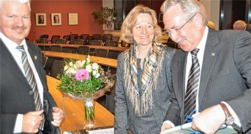 Mühldorfs Bürgermeisterin Marianne Zollner und Neumarkts Bürgermeister Erwin Baumgartner (links) gratulierten Landrat Georg Huber. Foto s Bauer