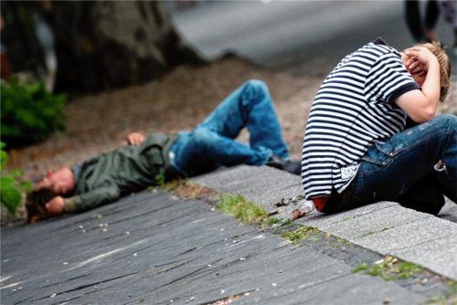 Nichts geht mehr: Ähnlich wie diesen Männern auf dem Symbolbild ist es dem 19 Jahre alten Auszubildenden ergangen. Er ist in einer Grünanlage gelegen, betrunken bis zur Bewusstlosigkeit.Foto DPA