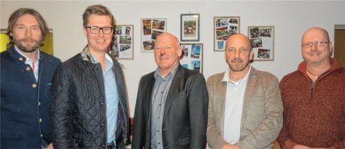 Sie führen die UWG-Gemeinderatsliste (von links): Harald Rudolf, Bertram Häußler, Georg Stöckl, der erneut als Bürgermeisterkandidat antritt, Johannes Kiefinger und Josef Altmann (von links).Foto rath