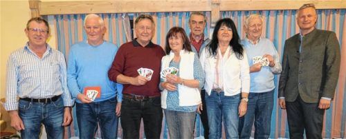 Vereint für das Siegerbild: „Turnierdirektor“ Anton Stahuber, der Schafkopf-König des Monats Januar, Alois Zellner, Helmut Walter, Christa Nestler, Sepp Steinsailer, Siggi Kilger, Martin Erhard und Bürgermeister Richard Richter (von links).Foto baumann