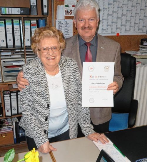 Wo sonst als in den Geschäftsräumen ihres Edeka-Marktes wäre Lisl Hans anzutreffen? Auch Bürgermeister Erwin Baumgartner kam zum Gratulieren vorbei.Foto Jaensch