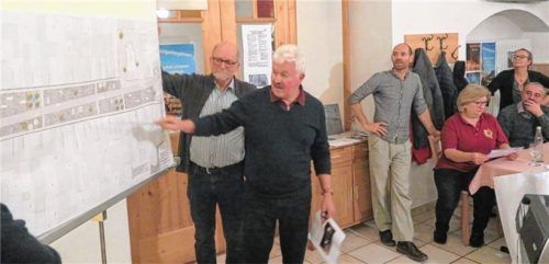 Zum Teil hitzig wurde im Gasthof „Zur Post“ debattiert. Bürgermeister Erwin Baumgartner (Bildmitte) hatte einen aktuellen Plan dabei und erklärte die große Sanierungsmaßnahme. Dahinter lauscht Roland Schmid den Ausführungen, rechts daneben Dr. Christian Guse.Foto Enzinger