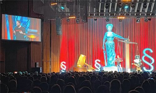 Als Anwalt mit Großbildleinwand, Justitia, Anklageschrift, Gerichtshammer und überdimensionalen Paragrafen kam Hundeprofi Martin Rütter ins volle Kuko nach Rosenheim. Foto  Mischi