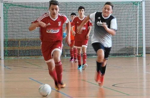 Bei den C-Junioren wurde um jeden Ball verbissen gekämpft. Foto Unterforsthuber