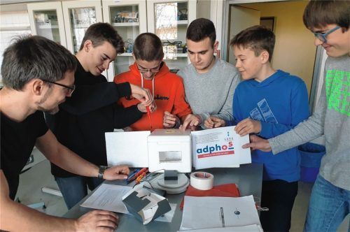 Bei der Arbeit: der Physiklehrer Bastian Weise (von links) gemeinsam mit dem Konstruktionsteam Robert Groß, Matthias Hörnig, Dion Zeneli, Leopold Jofer und Max Wüstendörfer beim Zusammenbau der Wetterballon-Sonde.Foto re