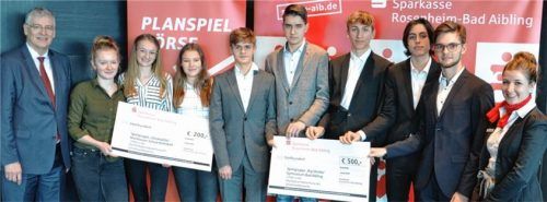 Bei der Preisverleihung des Planspiels Börse: (von links) Vorstandsvorsitzender Alfons Maierthaler von der Sparkasse Rosenheim-Bad Aibling, das Siegerteam „Glückspilze“ von der Montessori-Schule Rohrdorf (Kategorie: Nachhaltigkeitsbewertung), das Siegerteam „Big Stonks“ vom Gymnasium Bad Aibling (Kategorie: Depotgesamtbewertung) und Monika Riedle, Team Werbung/Öffentlichkeitsarbeit.Foto Sparkasse