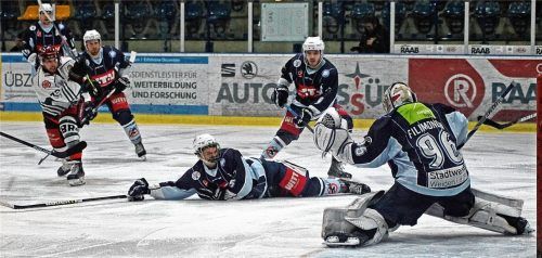 Chance für die Starbulls durch Josh Mitchell, der mit seinem Schuss an Weidens Keeper Filimonow scheiterte. Foto  Masching
