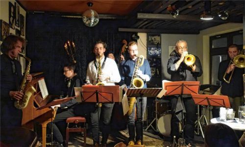 Das Samerberger Jazzensemble bestand diesmal aus Dozenten und Studenten des Jazzinstituts München und brachte als Oktett einen großen Bläsersatz auf die Bühne. Foto Friedrich