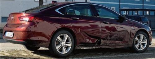 Der weinrote Opel Insignia mit dem Kennzeichen TS-M 4242 weist an der Beifahrertüre und an der hinteren rechten Türe erhebliche Beschädigungen auf und ist außen verschmutzt.
