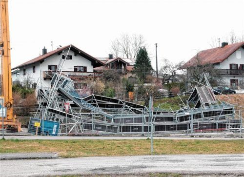 Ein Baugerüst in Rohrdorf hat die volle Wucht von Bianca abbekommen.Foto Reisner